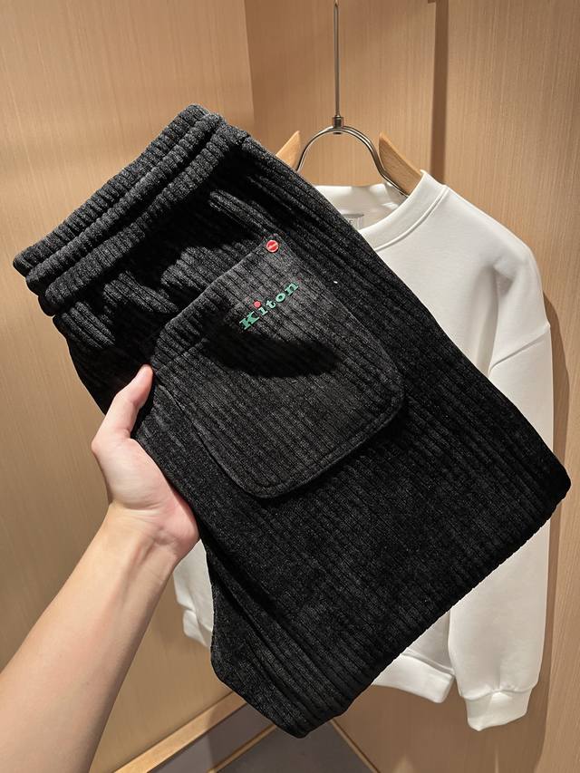 Kiton 2025秋冬新品男士高端休闲百搭休闲裤！对于粉丝来说，这样大气的经典设计足矣一眼种草，是今年所有牛仔裤当中最帅的一个系列，我只需要看一眼就知道，这绝