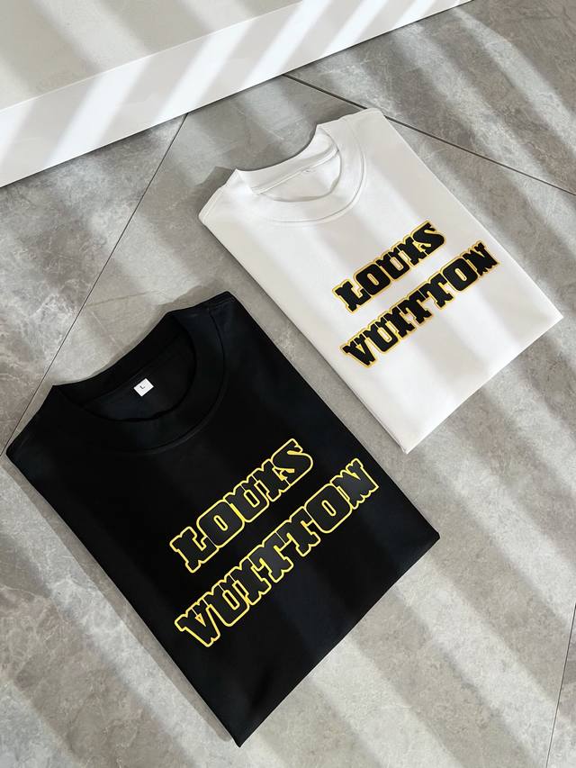 Louisvuitt*路易*登 2025春夏全新系列单品上线，非常时髦前卫的一款男女同款短袖T恤，标识Logo图案压胶修饰！区别于以往的不同，宣示品牌传承多年的