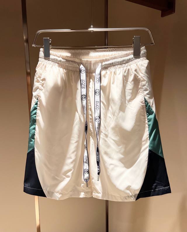 Gucc*古家 2025春夏最新系列基础圆领男女同款休闲短裤，男女同款！贸易公司渠道稀出，同步官网发售 ！ 新时尚元素设计！为全新系列注入满满活力，这款用心甄选