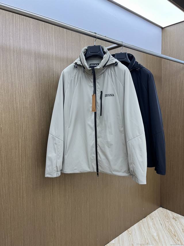 秋冬 Zz 2540Ss早秋新款发布 杰尼亚连帽夹克薄棉外套，胸前拉链字母Logo装饰，细节精湛考究。秋季爆款外套，穿上就是舒适自在又显瘦的存在，慵懒而随性，F