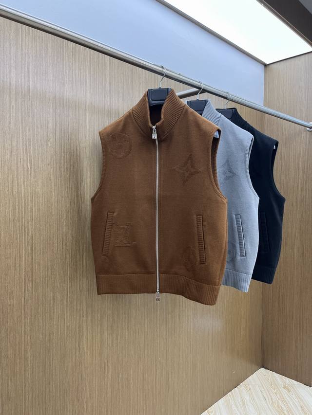 秋冬 Lv2540Ss早秋新款发布 驴牌立领马甲外套，秋季爆款羊毛针织马甲外套，穿上就是舒适自在又显瘦的存在，慵懒而随性，结合干净简单的色系就特别耐看，Fsh适