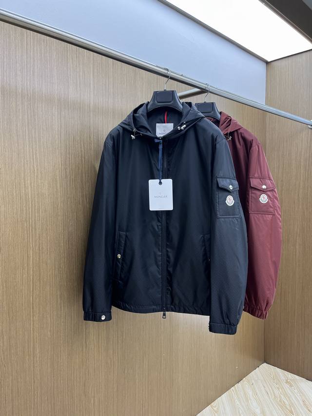 秋冬 Mon 2540Ss早秋新款发布 连帽夹克外套，秋季爆款提花面料夹薄棉设计外套，穿上就是舒适自在又显瘦的存在，慵懒而随性，结合干净简单的色系就特别耐看，F
