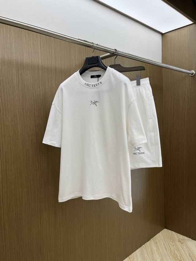 新款 套 Arc 2540春夏最新款休闲短裤短袖套装，男女款 贸易公司渠道稀出，同步官网发售！基本每一季都会有它的背影所在，期待着所有潮男潮女们的演绎！此款选用