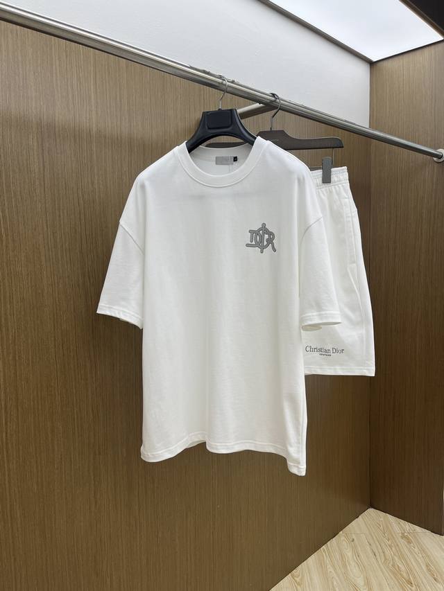 新款 套 Cd 2540春夏最新款休闲短裤短袖套装，男女款 贸易公司渠道稀出，同步官网发售！基本每一季都会有它的背影所在，期待着所有潮男潮女们的演绎！此款选用客
