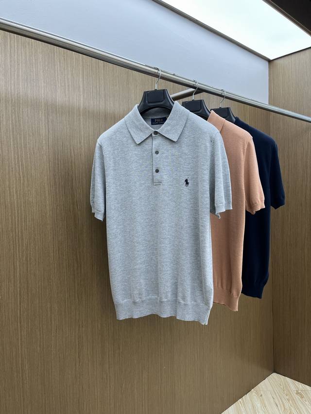 Ralph Lauren 拉夫劳伦男士针织Polo衫 本款拉夫劳伦Polo衫，简约而不失格调。作为品牌经典单品，它传承了拉夫劳伦一贯的优雅与品质，经典Polo领