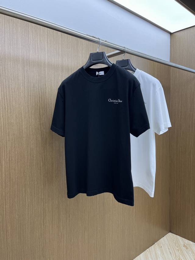 Dior迪奥2025新款经典字母做旧破洞印花Logo短袖男女同款 这款 T 恤采用棉质竹节平纹针织面料精心制作。胸前饰以灰色 Christian Dior Co