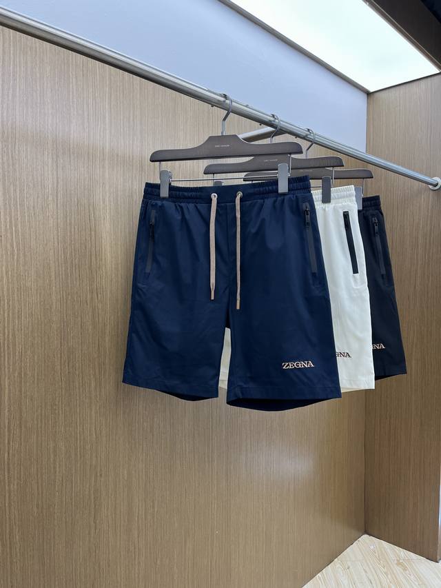 新品 Zz 25Ss新款杰尼亚休闲短裤，空气层科技面料，表层朱迪纹理，底面平纹面料，看着就特别的干净，显档次，质感亲肤又舒爽，做工精细完美百搭任何上衣，上身就很