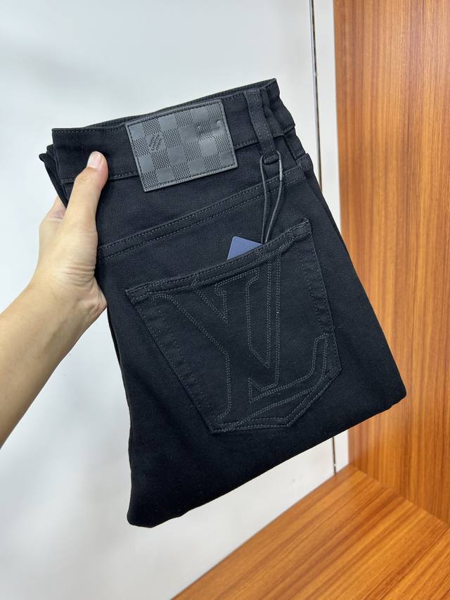 Lv 25新款牛仔裤休闲版 采用精选原版面料，穿着柔软服适绣气，具有独特弹力纤维不易变形而又耐磨，上身柔顺亲肤的触感，有质感上档次。更显时尚，配上后腰五金皮标，