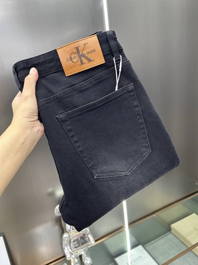 Ck 25新款牛仔裤休闲版 采用精选原版面料，穿着柔软服适绣气，具有独特弹力纤维不易变形而又耐磨，上身柔顺亲肤的触感，有质感上档次。更显时尚，配上后腰五金皮标，