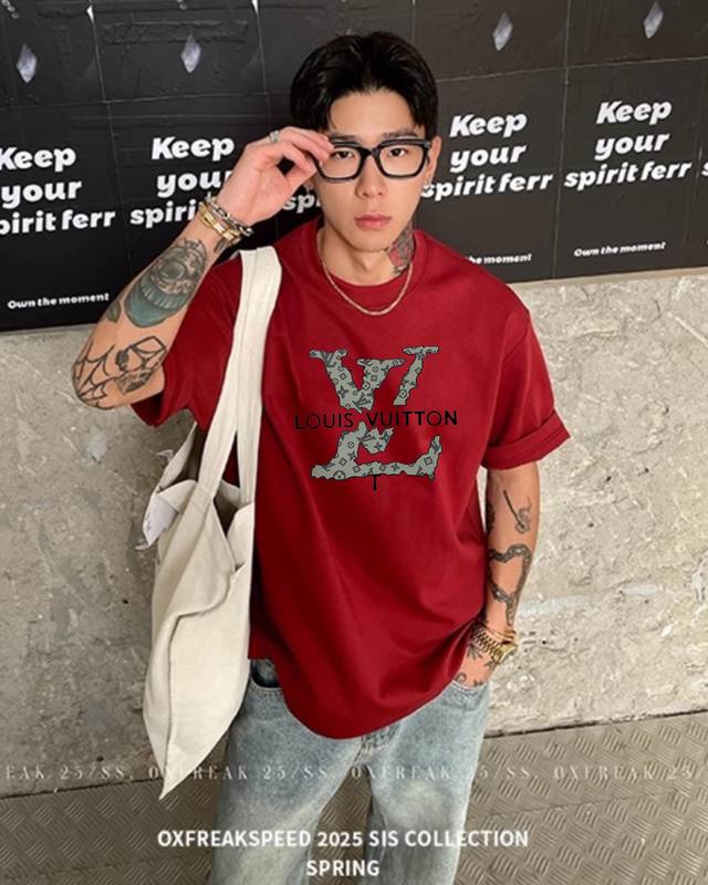 驴牌*25S新款T恤.男女同款！减龄风格满贯～经典品牌Lv字母设计表现. 花纹搭配工艺内藏玄机.清新色彩.后背品牌字母Logo.订制优质230G纯棉面料.舒适柔