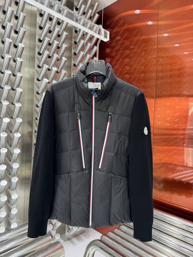秋冬新款羽绒服拼羊毛针织 原版1:1订制五金配件全进口原版定制 欢迎专柜对比 绝对的高品质 采用顶级90白鹅绒 超柔软 充羽量蓬松饱满 超级重工 面料做工杠杠的