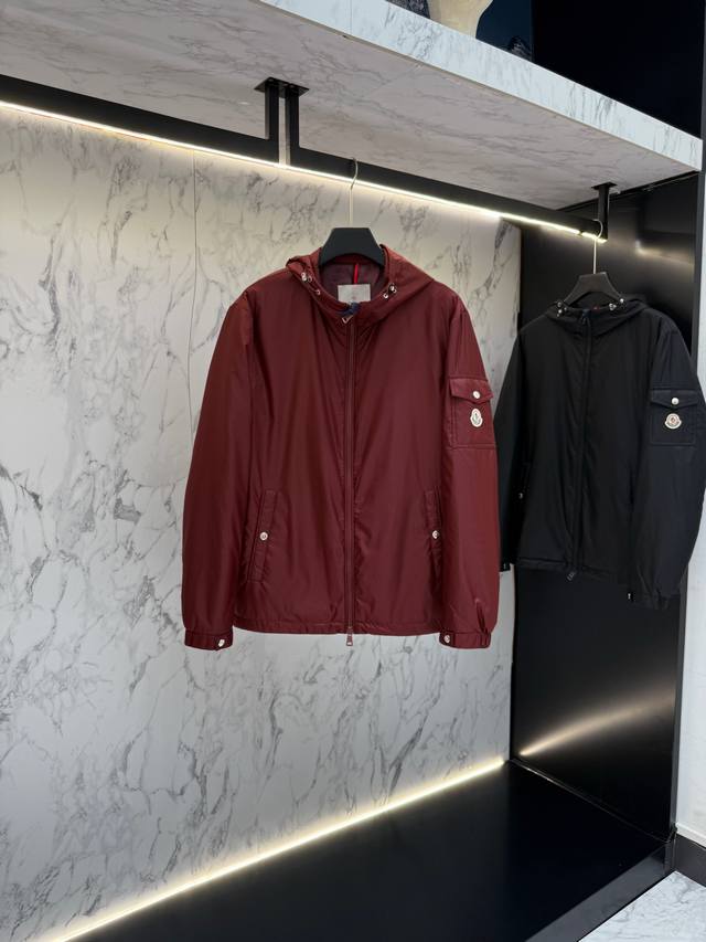 Moncler 棉服 秋款2025最新款时尚设计师款夹克外套.处处细节显工艺足够的高级 结构性剪裁的设计改变来展现男士多样的形象变化，修身利落、剪裁合体，满足时
