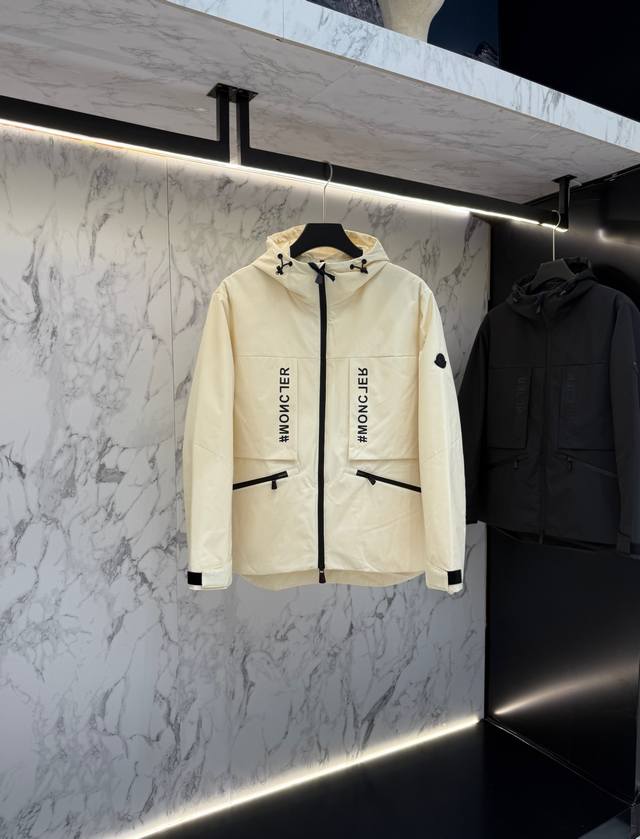 Moncler秋款2025最新款时尚设计师款夹克外套.处处细节显工艺足够的高级 结构性剪裁的设计改变来展现男士多样的形象变化，修身利落、剪裁合体，满足时下正流行