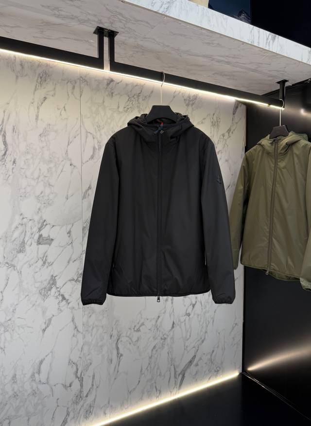 Moncler秋款2025最新款时尚设计师款夹克外套.处处细节显工艺足够的高级 结构性剪裁的设计改变来展现男士多样的形象变化，修身利落、剪裁合体，满足时下正流行