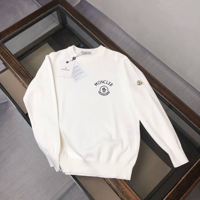 Mon*Cler 蒙口 独家最新款男士休闲套头针织毛衣～高级定制 都市风十足 经典简约大气圆领打底针织毛衣。 进口面料， 柔软细腻 ，穿着亲肤舒适，男人的衣柜都