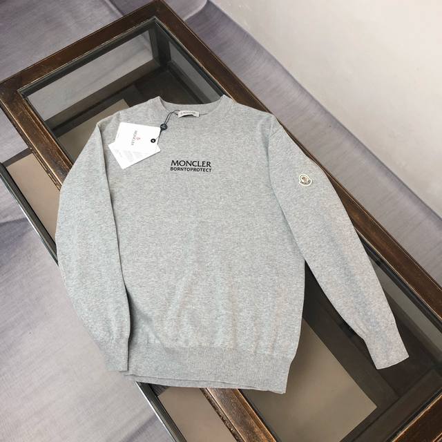 Mon*Cler 蒙口 独家最新款男士休闲套头针织毛衣～高级定制 都市风十足 经典简约大气圆领打底针织毛衣。 进口面料， 柔软细腻 ，穿着亲肤舒适，男人的衣柜都