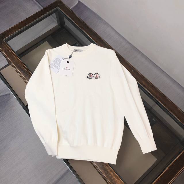 Mon*Cler 蒙口 独家最新款男士休闲套头针织毛衣～高级定制 都市风十足 经典简约大气圆领打底针织毛衣。 进口面料， 柔软细腻 ，穿着亲肤舒适，男人的衣柜都