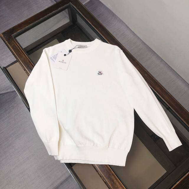 Mon*Cler 蒙口 独家最新款男士休闲套头针织毛衣～高级定制 都市风十足 经典简约大气圆领打底针织毛衣。 进口面料， 柔软细腻 ，穿着亲肤舒适，男人的衣柜都