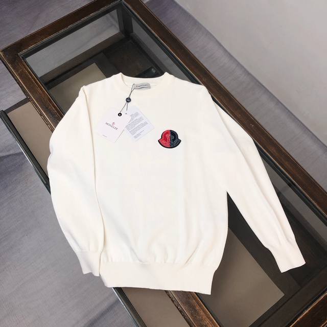 Mon*Cler 蒙口 独家最新款男士休闲套头针织毛衣～高级定制 都市风十足 经典简约大气圆领打底针织毛衣。 进口面料， 柔软细腻 ，穿着亲肤舒适，男人的衣柜都