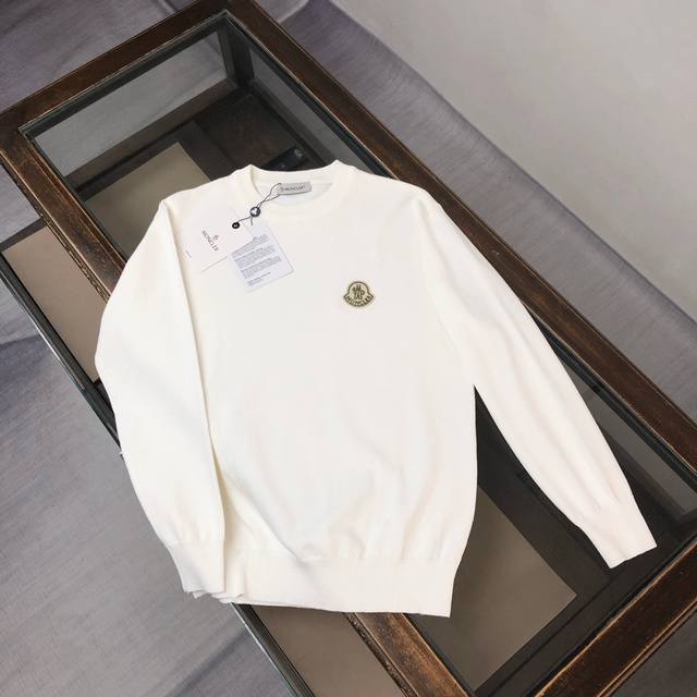 Mon*Cler 蒙口 独家最新款男士休闲套头针织毛衣～高级定制 都市风十足 经典简约大气圆领打底针织毛衣。 进口面料， 柔软细腻 ，穿着亲肤舒适，男人的衣柜都