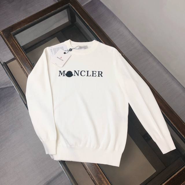 Mon*Cler 蒙口 独家最新款男士休闲套头针织毛衣～高级定制 都市风十足 经典简约大气圆领打底针织毛衣。 进口面料， 柔软细腻 ，穿着亲肤舒适，男人的衣柜都