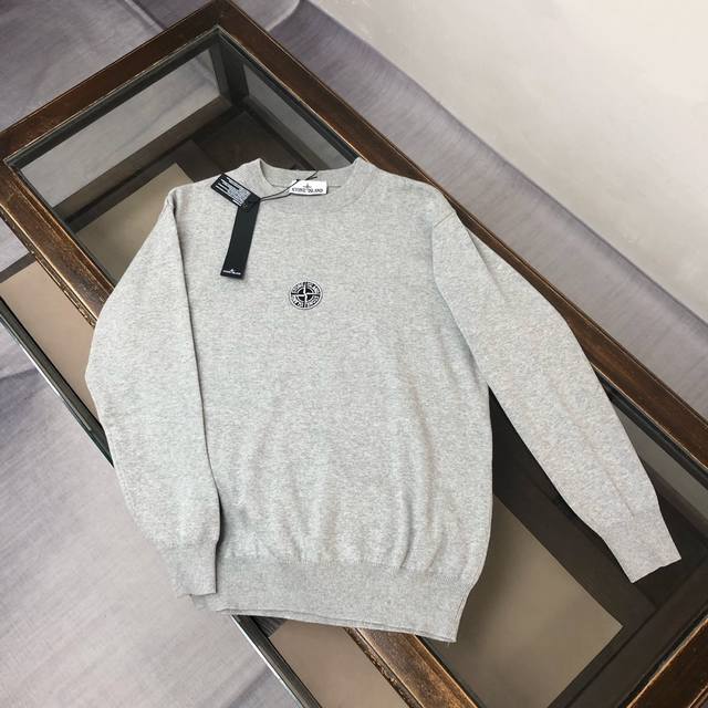 Stone Island 石头岛独家最新款男士休闲套头针织毛衣～高级定制 都市风十足 经典简约大气圆领打底针织毛衣。 进口面料， 柔软细腻 ，穿着亲肤舒适，男人