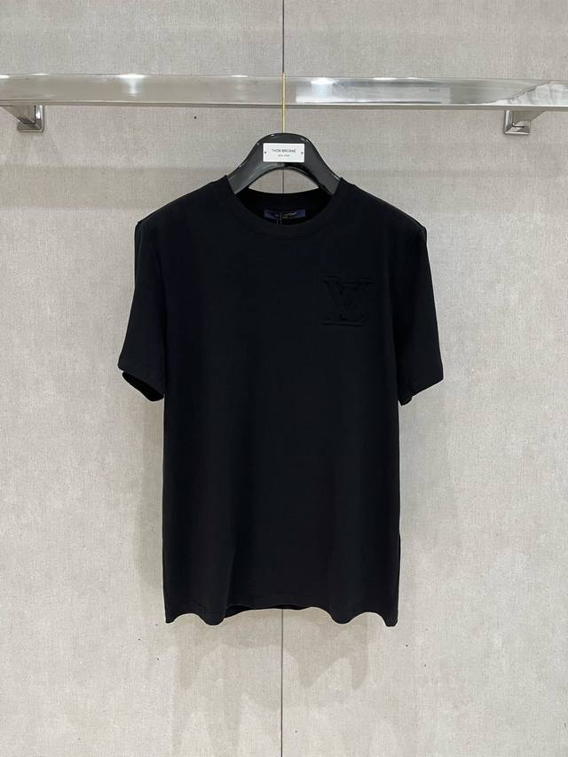 路易威*1V 25Ss春夏新款首发专柜最新款短袖圆领T恤 手绘高端订制 设计前卫时尚！品牌Logo重工艺设计，高端定制面料，手感柔软，穿着舒适，客供进口高档面料