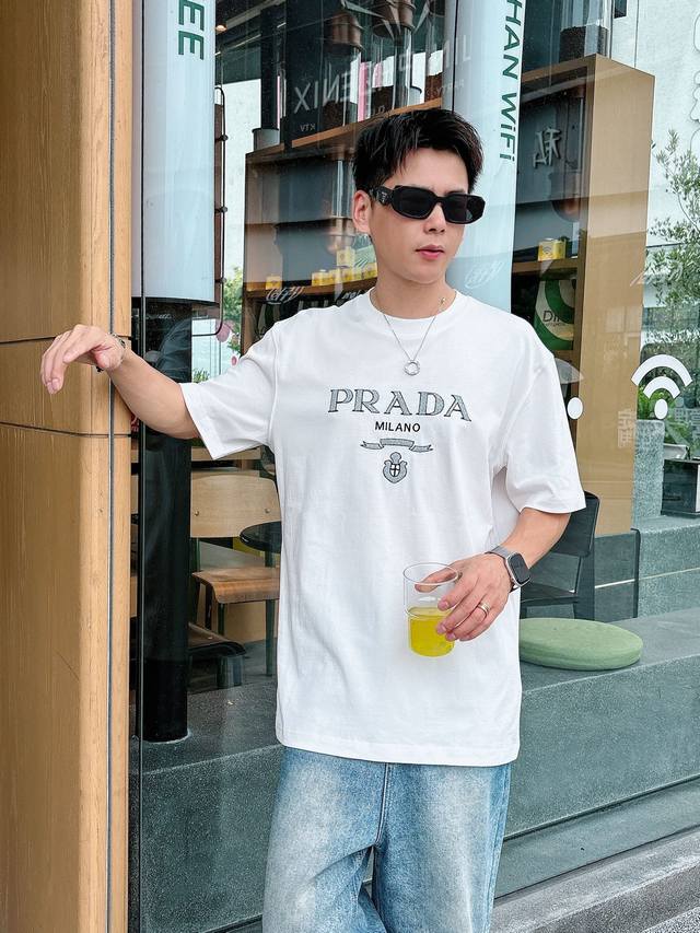 普拉达 2025春夏新款首发专柜最新款短袖圆领T恤 高端订制 设计前卫时尚！品牌Logo重工艺设计 高端定制丝光长绒棉面料.手感柔软.穿着舒适.专柜级别精致车线