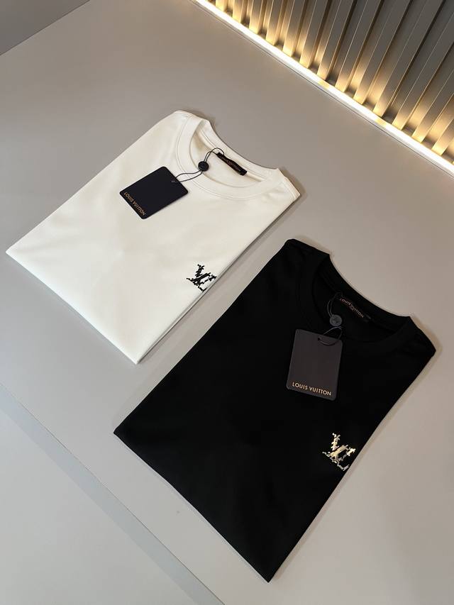 Louisvuitt*路易*登 2025春夏全新系列单品上线，非常时髦前卫的一款男女同款短袖T恤，标识Logo图案压胶工艺修饰！区别于以往的不同，宣示品牌传承多