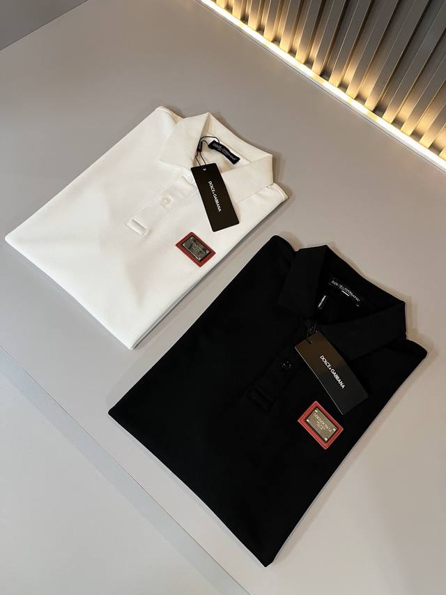 Dolce&Gabba*A 杜嘉*纳2025春夏新款男士短袖Polo衫，专柜同步发售！定制专属珠地棉面料，胸前Logo图案徽章工艺设计！简约大方，从容百搭，档次