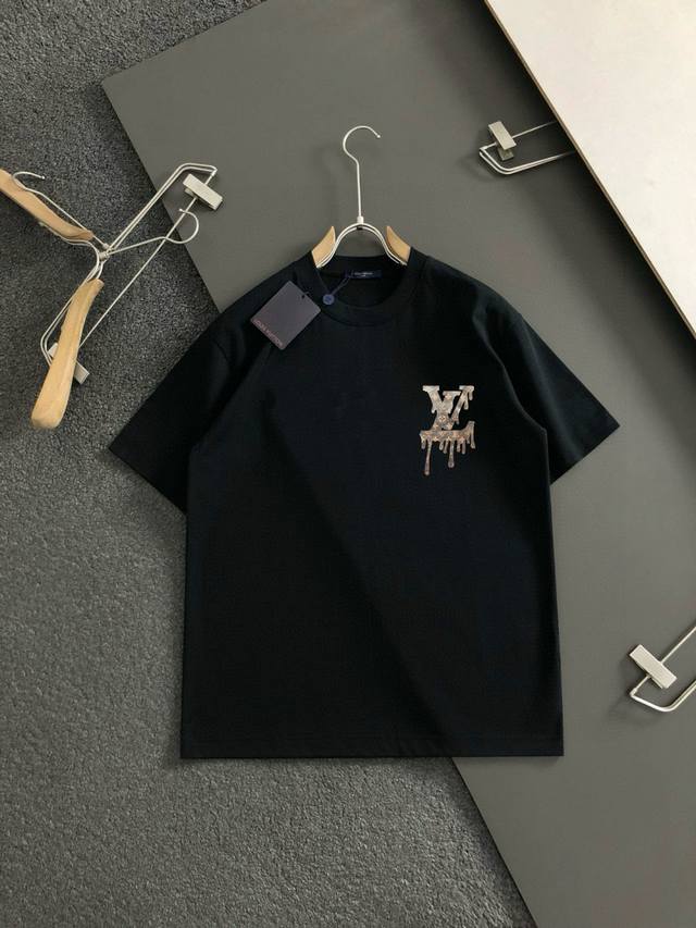 Lv 2025春夏新款首发专柜最新款短袖圆领T恤 高端订制 设计前卫时尚！品牌Logo重工艺设计 高端定制面料.手感柔软.穿着舒适.专柜级别精致车线.做工精细.