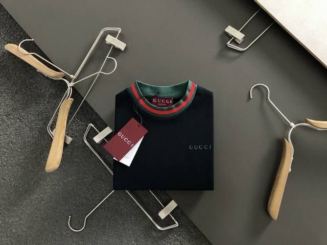 Gucc*合身版型S-Xl 25秋冬红蓝拼色潮牌卫衣，精致工艺专柜面料，顶级元素融合打造，3标齐全，潮男时尚，无论是上身舒适度还是都是无可比拟的存在，可以说是夏