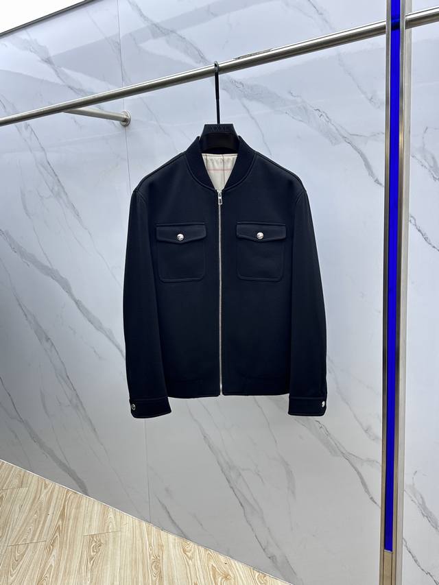 Lp 新品棒球服外套夹克！独家定制面料，简单大方 干净利落剪裁 ，手感软糯干爽，上身效果挺括有型。立体裁剪工艺，版型上都是高标准，恰当好处的廓型版！又恰恰不紧绷