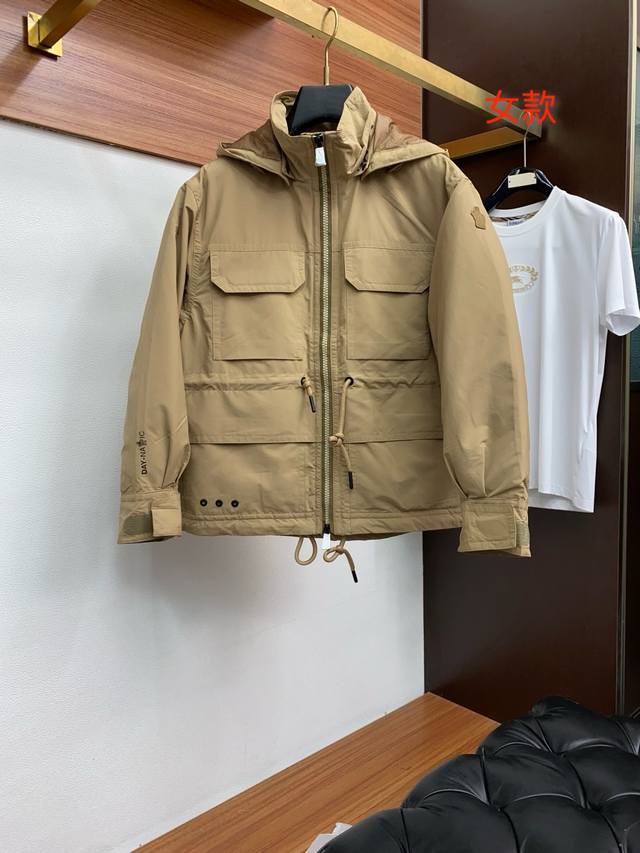 女款 蒙口 秋冬新款羽绒服 原版1:1订制五金配件全进口原版定制 欢迎专柜对比 绝对的高品质 采用顶级90白鹅绒 超柔软 充羽量蓬松饱满 超级重工 面料做工杠杠