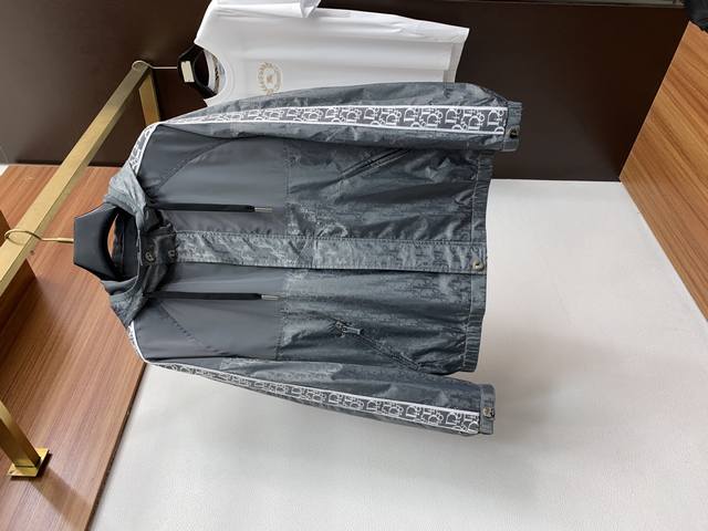 迪奥 25Ss最新品 经典夹克外套，设计帅气有型！百搭必备单品，时尚潮牌， 轻松营造酷帅氛围感 ，高级感满满，在低调又时髦撞色设计特别吸睛，宽松版型百搭人，任何