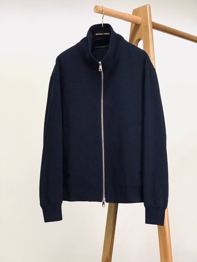 Bottega Veneta 葆蝶家 2025Fw秋冬新品 休闲夹棉夹克外套。甄选优质班福棉材质，多重后处理打造肌理感的压印横纹面料，呼应品牌经典的编织工艺元素