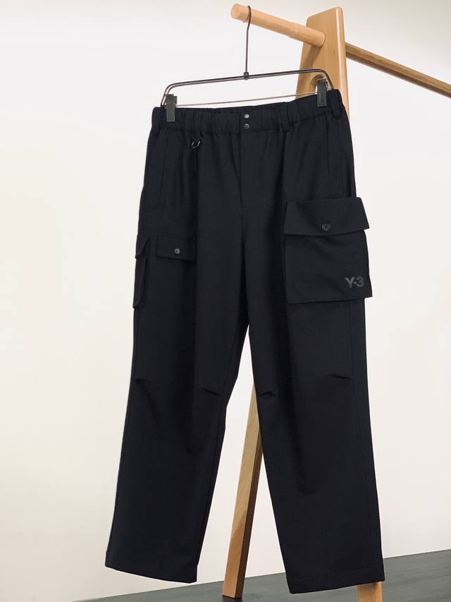 Y-3 山本耀司 2025Fw早秋新品 工装休闲裤 把细节玩出了新高度 多口袋工装风，大口袋带纽扣闭合，小口袋暗藏巧思，不仅能装小物件，立体造型还为整体增添硬朗