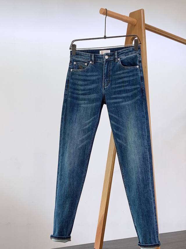Brunello Cucinelli 布鲁奈罗.库奇内利 2025Fw早秋新品 高级时装感，休闲洗水牛仔裤。 面料很特殊，超细精仿棉纱混纺，超柔舒适感。 具备牛