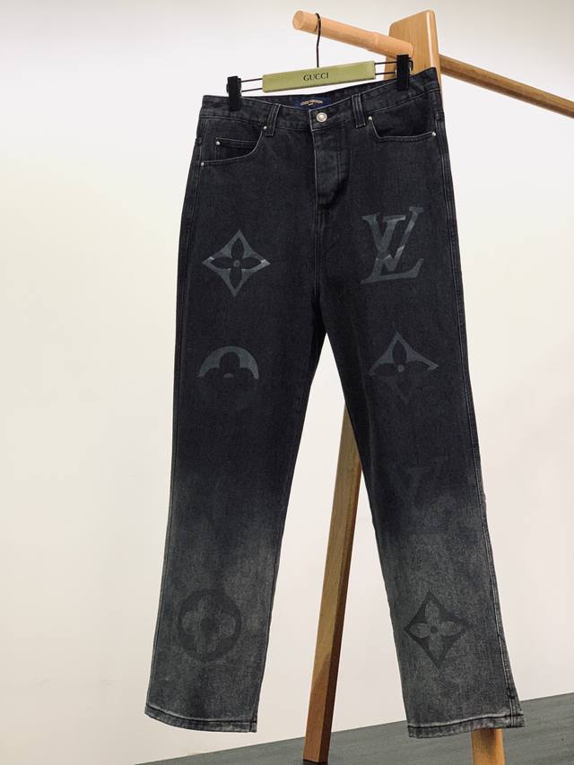 Louisvuitton 路易威登 渐变暗纹印花牛仔长裤 本款束腰为工装廓形融入多重标识元素，彰显品牌精湛匠艺。水洗丹宁面料呈现斜向 Epi 提花织纹，再令明暗