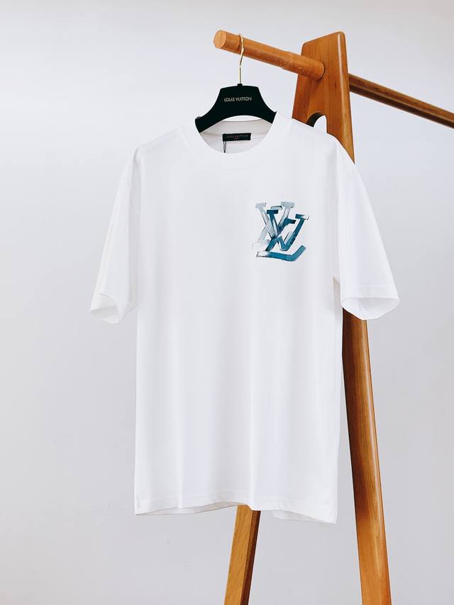 Louisvuitton 路易威登 2025Ss春夏新品 手绘印花短Tee，每一件都是纯手工画制而成，百搭款细节处理完美330克纯棉面料，前幅数码定位印花工艺图