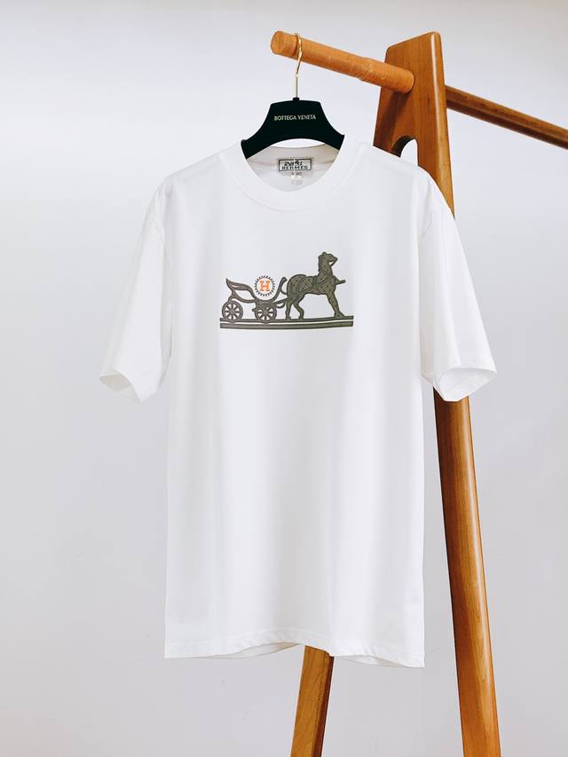 HermèS 爱马仕 2025Ss春夏新品 领口采用了高品质的罗纹面料，不仅贴合颈部曲线，带来舒适的穿着体验，而且具有出色的弹性和耐久性， 多次洗涤后依然能保持
