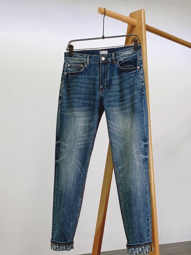 Dior Homme 迪奥 桀傲 2025Fw早秋新品 高订牛仔 把“高级感”缝进每寸布 腰头 “Christian Dio* Couture” 刺绣，字体立体