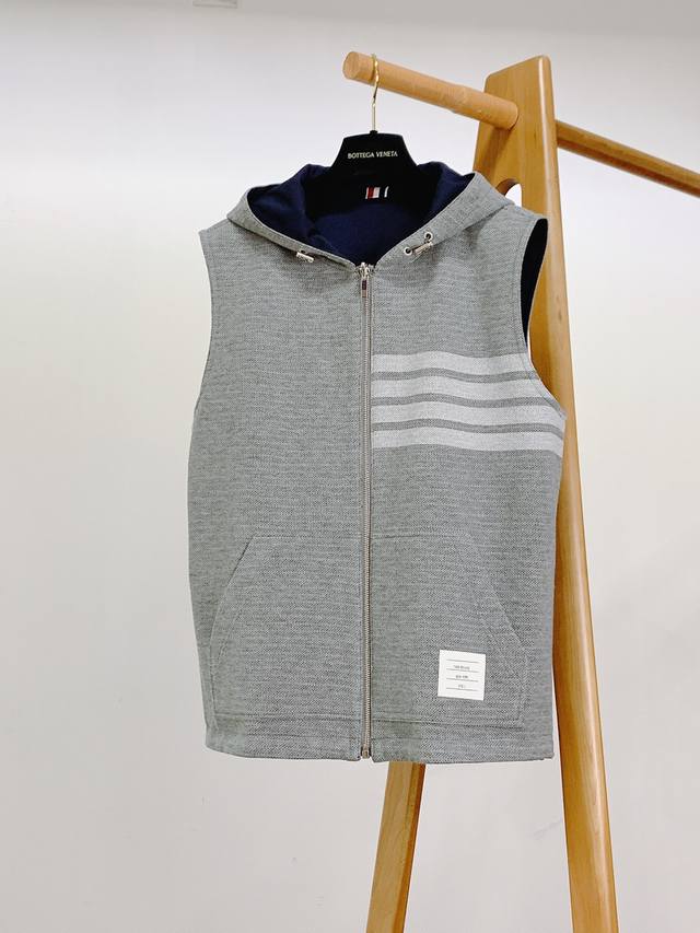 Thom Browne 汤姆 布朗 2025Fw早秋新品 双面型格，解锁Tb马甲新境界 双面双色，多元风格一键切换 一面是低调沉稳的灰色调，另一面是经典深邃的藏