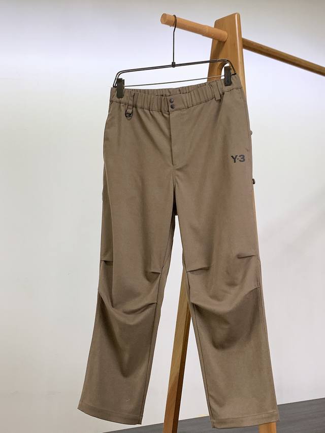 Y-3 山本耀司 2025Fw早秋新品 看似简约的直筒剪裁，实则暗藏 立体工学 裤身褶皱不是随意堆叠，是贴合人体运动轨迹的自然垂坠，走路带风又不拖沓，日常穿、C