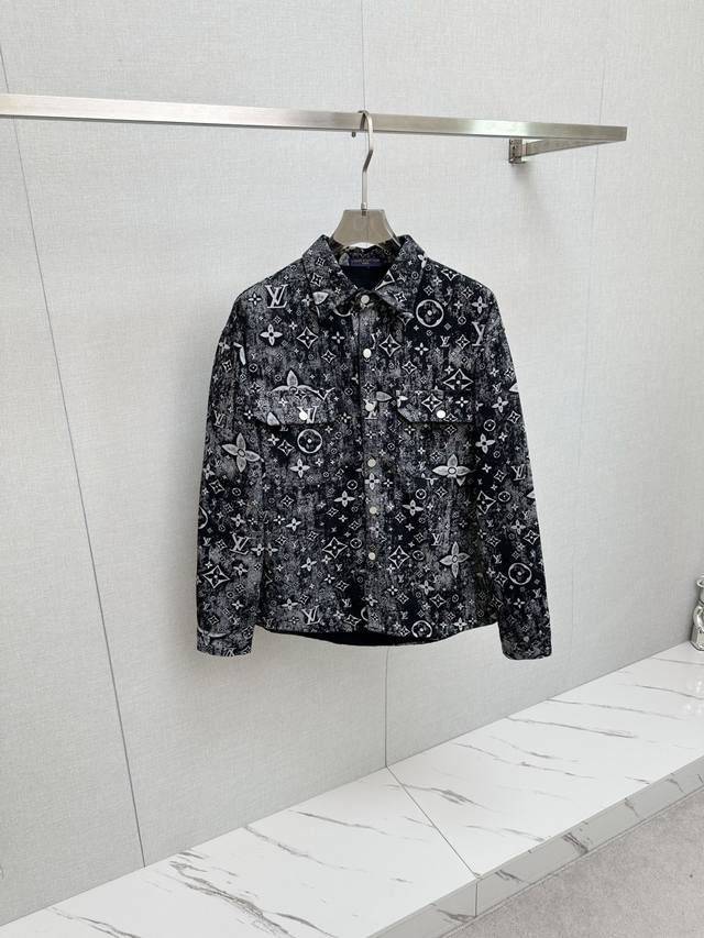 Lv 非常受欢迎的一款年轻牛仔衣、欧美专柜热销单品！精选土耳其进口定制单宁面料搭配时尚修身的设计，每一个细节都让这款牛仔衣更显时尚 上身效果超赞。尺码：M- 3