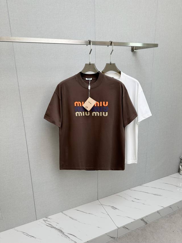 Miumiu 2025春夏新款圆领短袖大Logo原版面料 官方同款 短袖T恤 定制面料 手感非常舒服 春夏最新砖柜同步 时尚又个性 超级百搭好看 男女都非常合适
