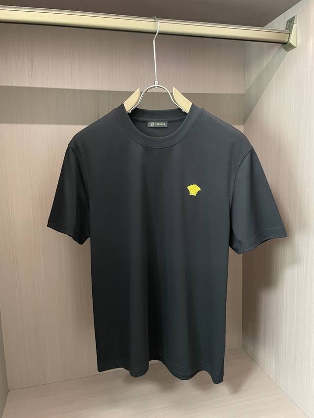 范思哲 重磅推荐！2025Ss夏装新品 专柜在售 最新系列图案Logo短袖T恤 必须人手一件的节奏！进口顶极高密度100%丝光棉面料，极为亲肤舒适 摸上去非常的