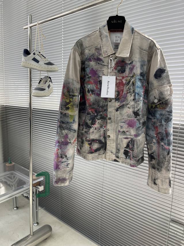 Acne Studio 25Ss新款牛仔外套，由浅蓝色的刚性牛仔布制成，并带有有色和彩绘的标记细节。 码数：Xs.S.M.L.Xl 衣长