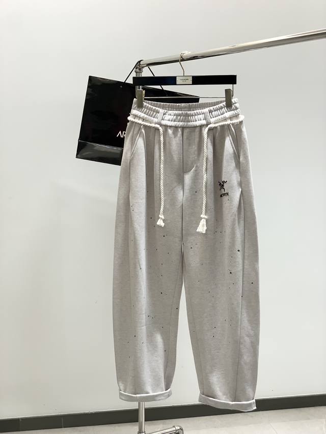 Arcteryx 始祖鸟，2025秋季新品，时尚休闲裤，专柜同步有售，原单狠货，采用进口原版面料，顶级印花工艺字母图案Logo，档次极高，从容百搭，上身帅气有型