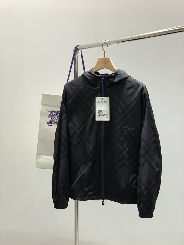 Burberry 巴宝莉，2025秋季最新品，专柜同步有售，原单狠货，时尚休闲连帽外套，进口原版面料，上身舒适透气，顶级刺绣工艺字母图案装饰Logo，原版五金辅